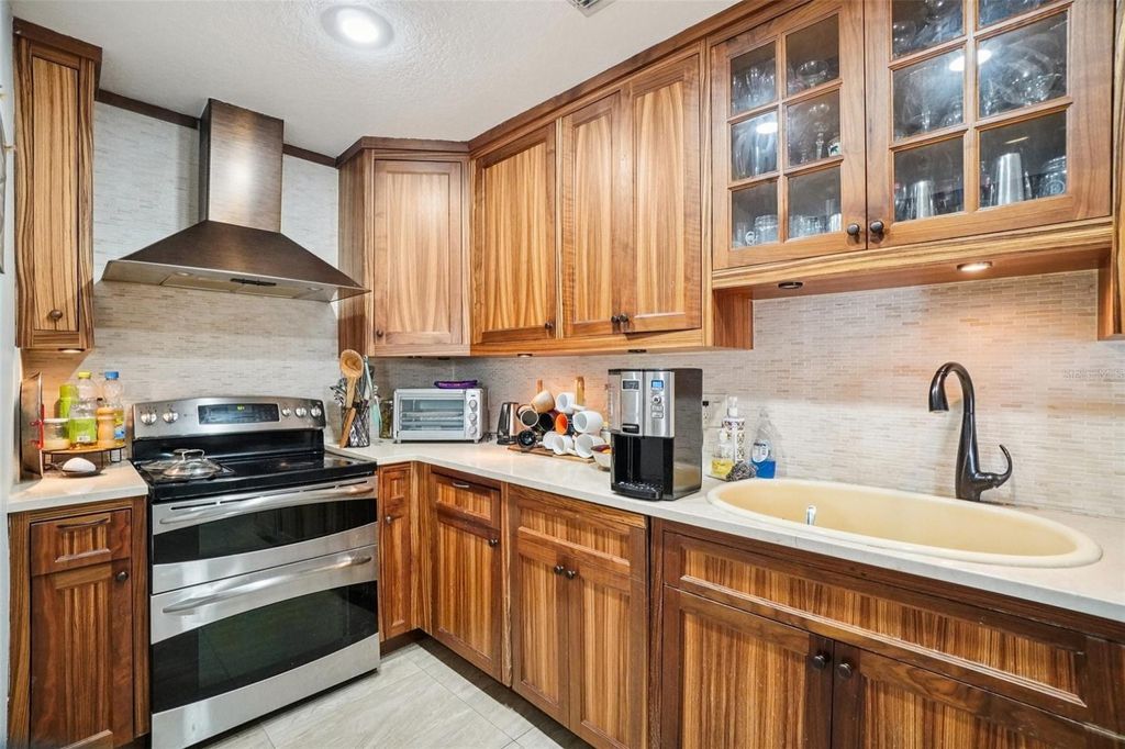 Photo of 162 SE Lincoln Circle N, St Petersburg, FL 33703 (MLS # TB8439643)