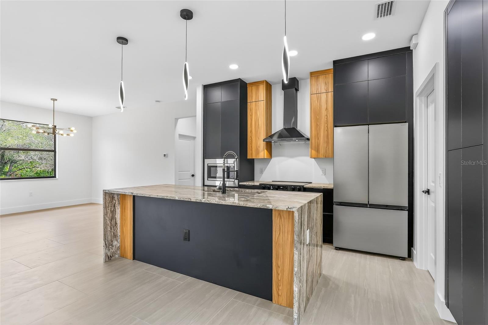 425 ELLINGTON STREET