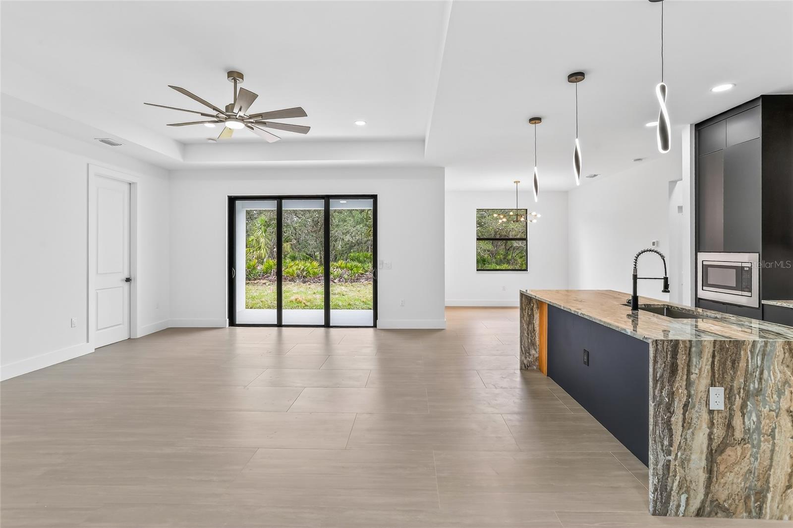 425 ELLINGTON STREET