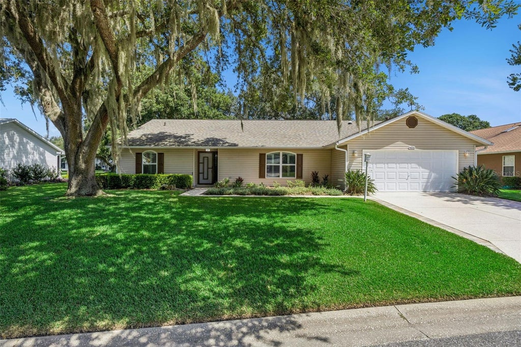 Photo of 5606 Rosewall Circle, Leesburg, FL 34748 (MLS # G5116293)