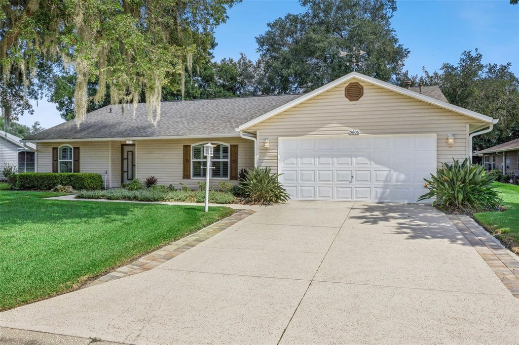 Photo of 5606 Rosewall Circle, Leesburg, FL 34748 (MLS # G5116293)