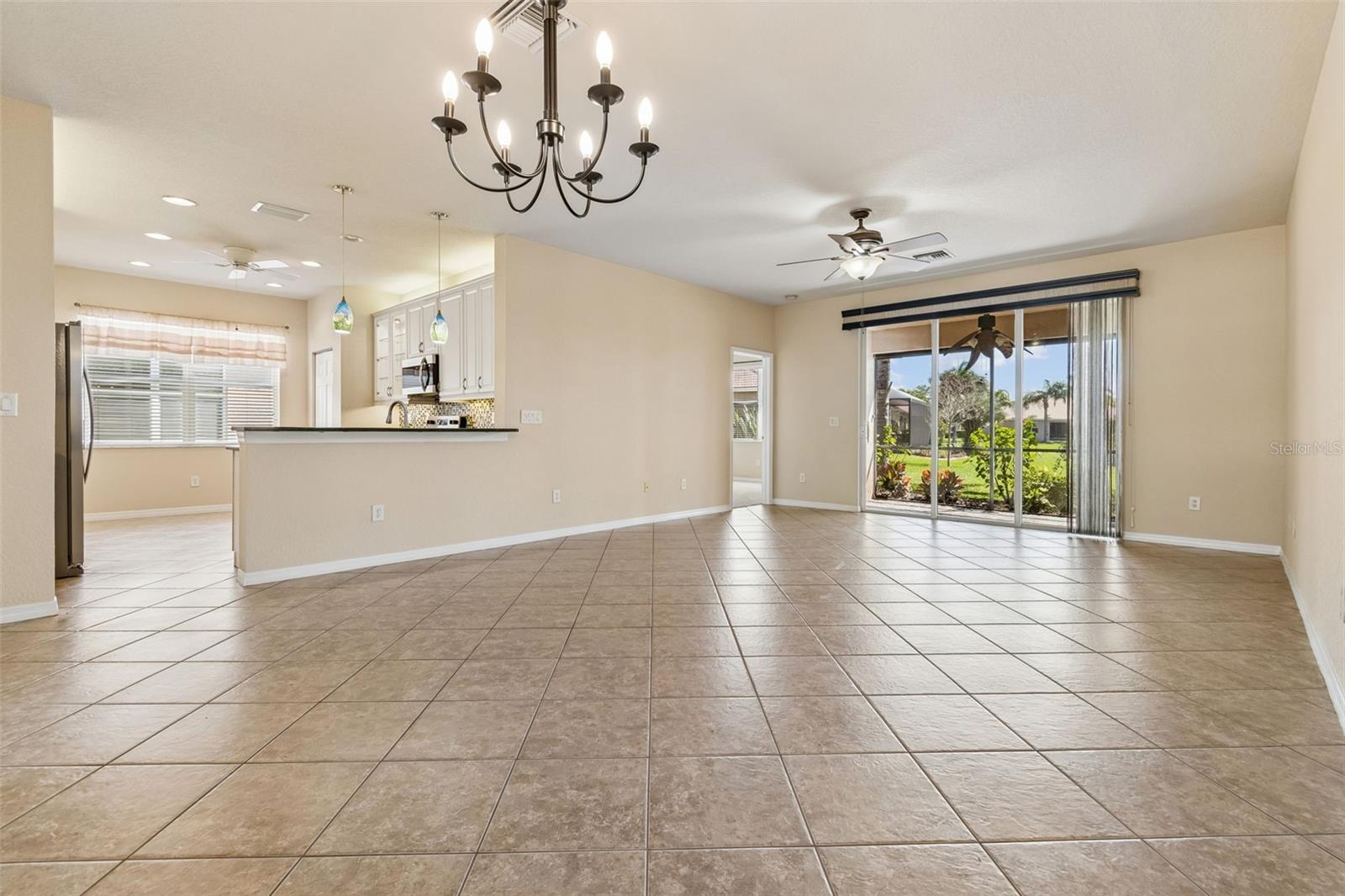 VALENCIA LAKES - Residential