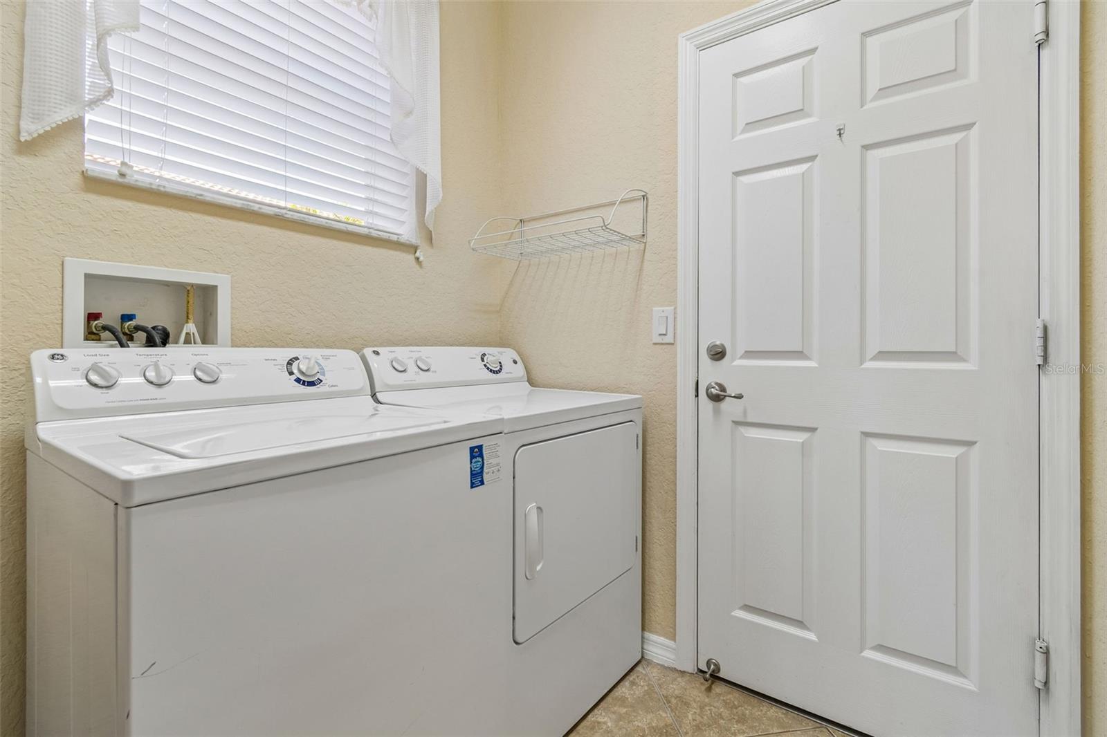 VALENCIA LAKES - Residential