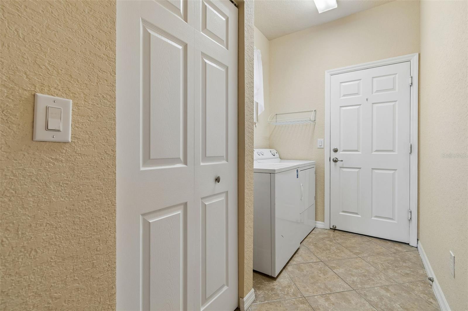 VALENCIA LAKES - Residential