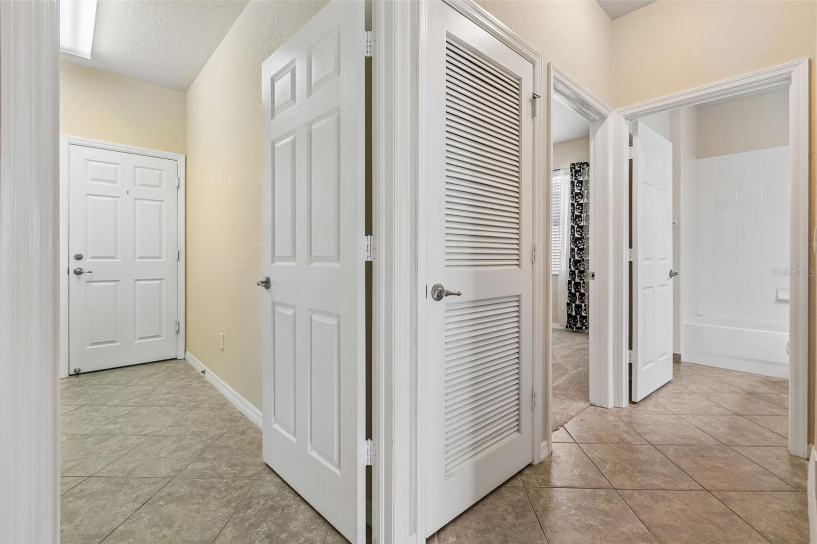 VALENCIA LAKES - Residential