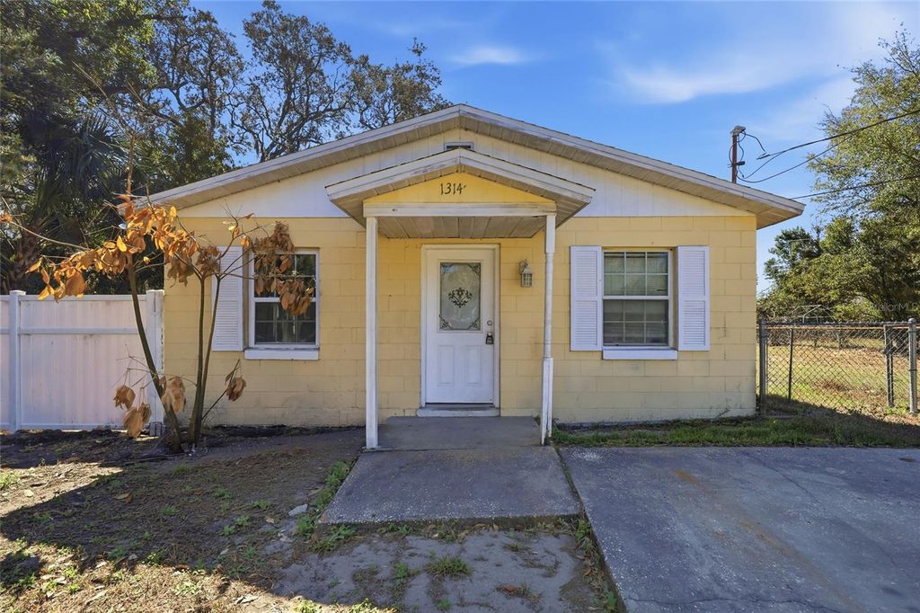 Photo of 1314 Robie Avenue, Mount Dora, FL 32757 (MLS # O6385366)