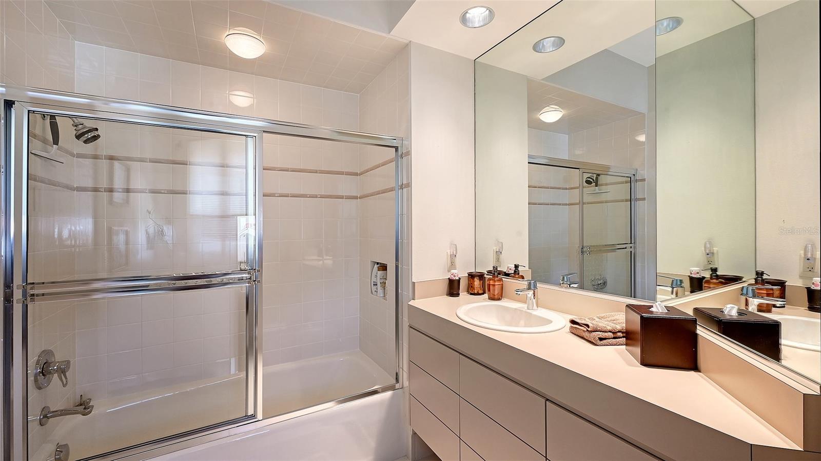 BAY ISLES - Residential