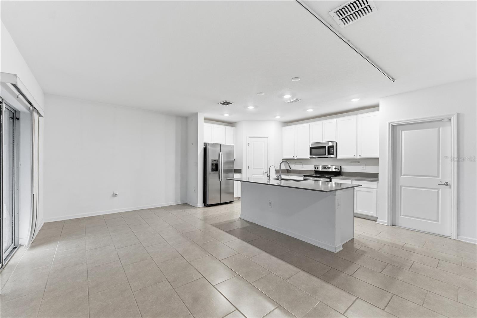 ASTONIA 40S - Residential Lease