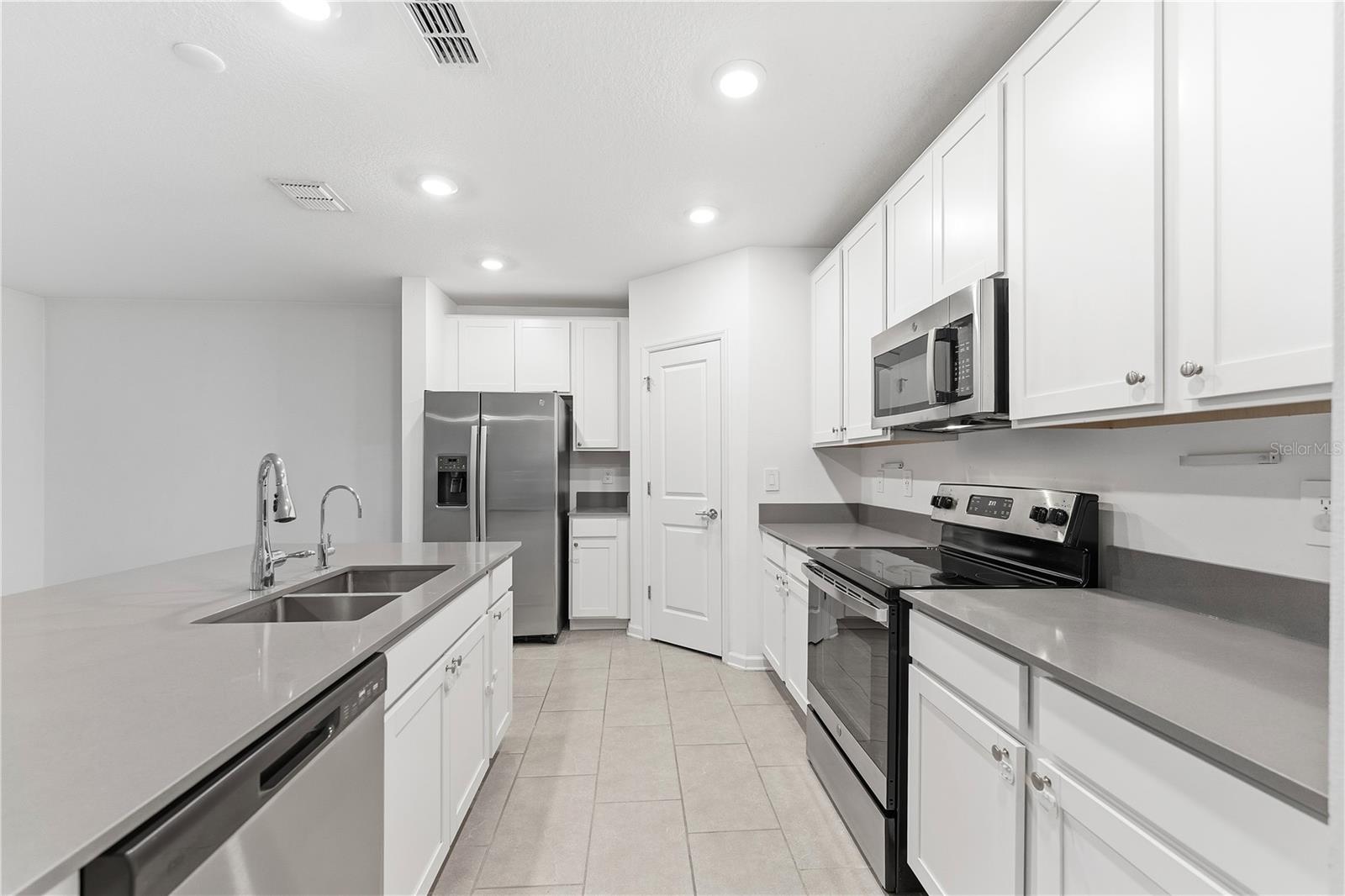 ASTONIA 40S - Residential Lease