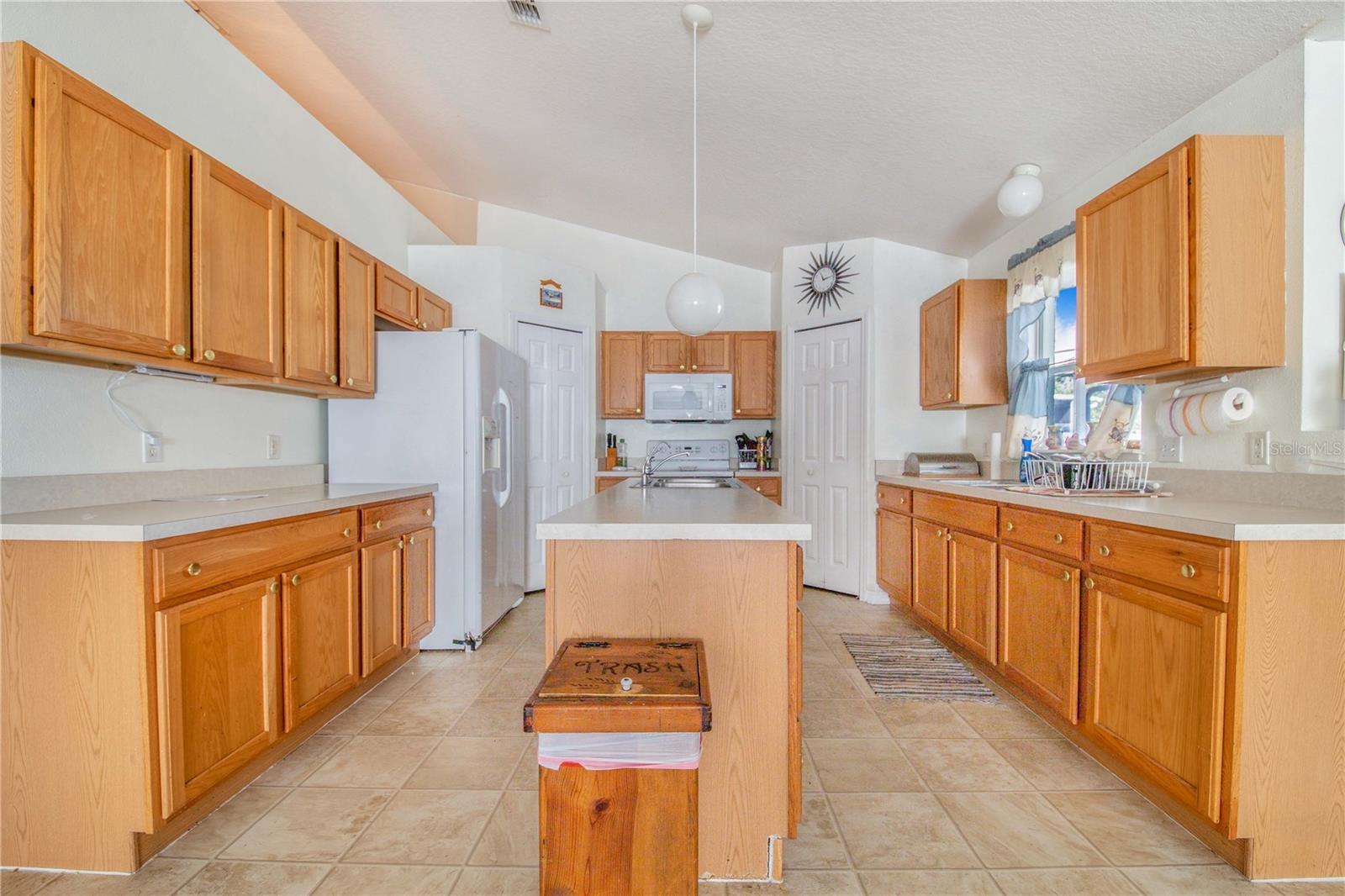 ROYAL HILLS - Residential