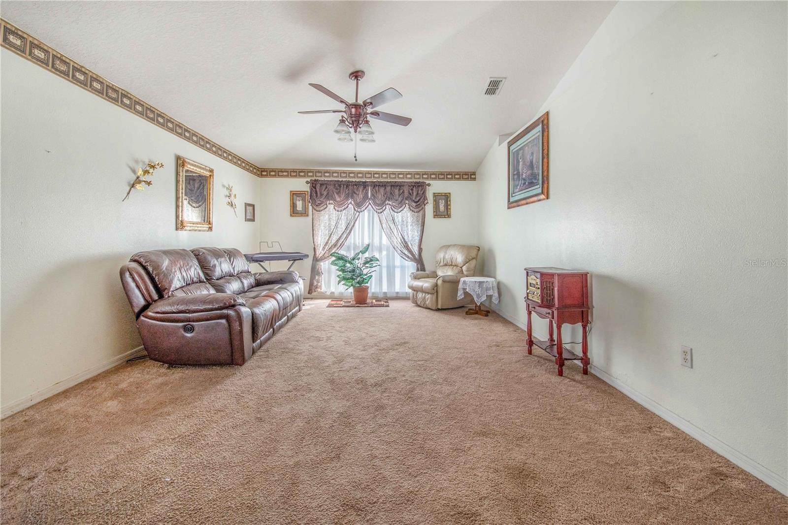 ROYAL HILLS - Residential