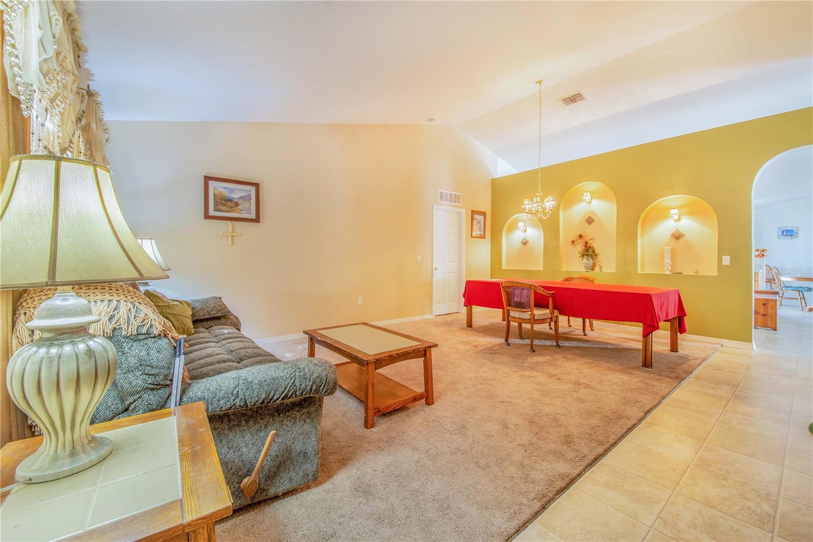 ROYAL HILLS - Residential