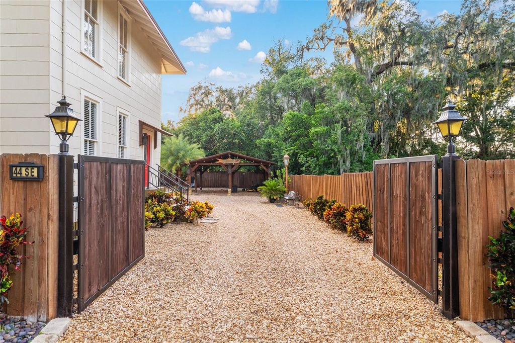 Photo of 44 SE 9th Terrace, Ocala, FL 34471 (MLS # OM711284)