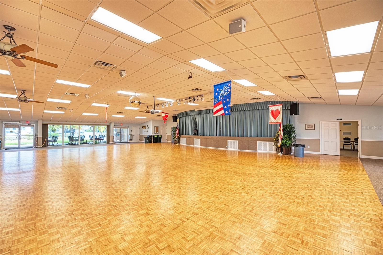 COUNTRY CLUB ESTATES - Residential