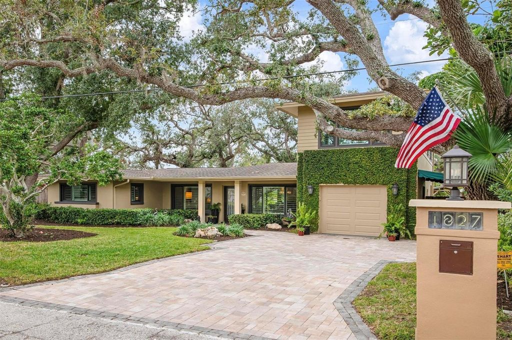 Photo of 1827 Baywood Drive, Sarasota, FL 34231 (MLS # A4633672)