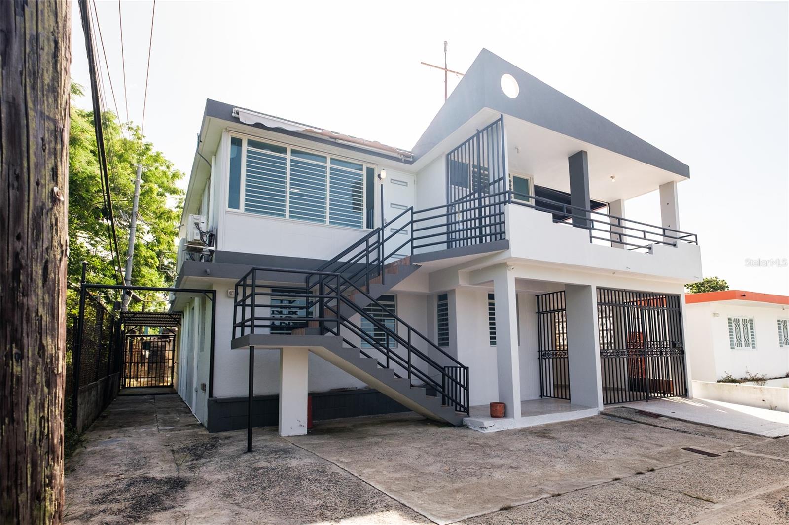 Fully remodeled studio loft located in Ext. Country Club, Carolina, just minutes from the University of Puerto Rico, Ana G. Méndez University, and commercial areas. Includes compact refrigerator and inverter A/C. No pets allowed. Utilities included. Not eligible for rental assistance programs.
