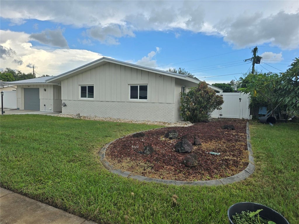 Photo of 5420 Starwood Place, Sarasota, FL 34232 (MLS # A4705269)