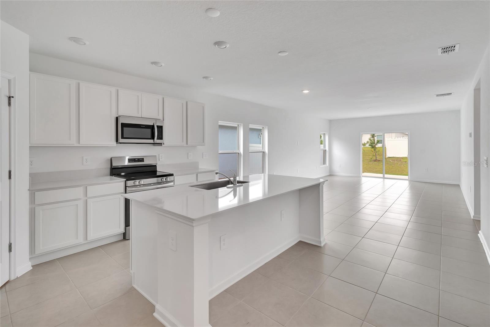 HIDDEN RIDGE AT ESTATES - Residential Lease