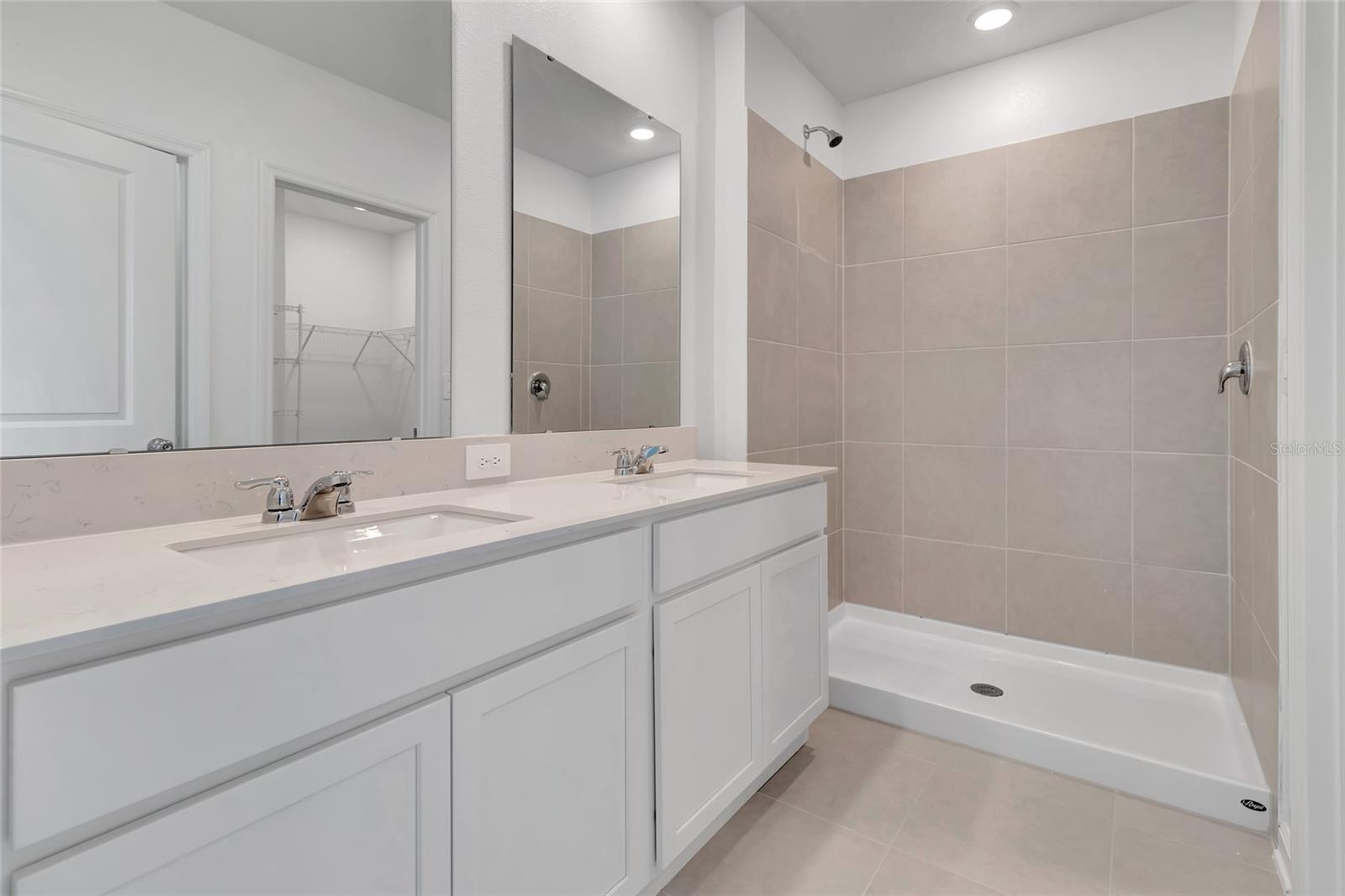 HIDDEN RIDGE AT ESTATES - Residential Lease