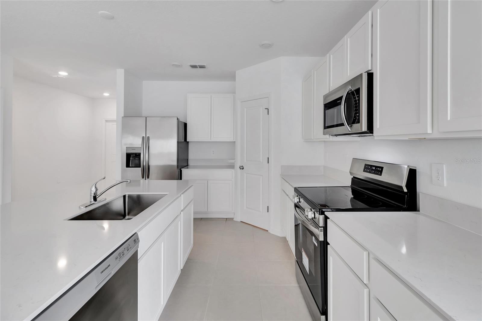 HIDDEN RIDGE AT ESTATES - Residential Lease