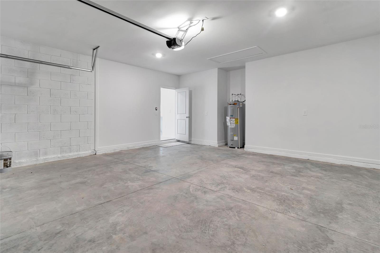 HIDDEN RIDGE AT ESTATES - Residential Lease