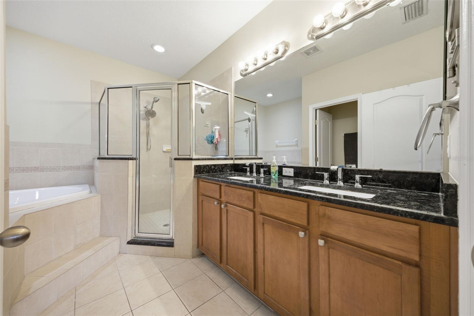 AMBERLY OAKS TWNHMS - Residential