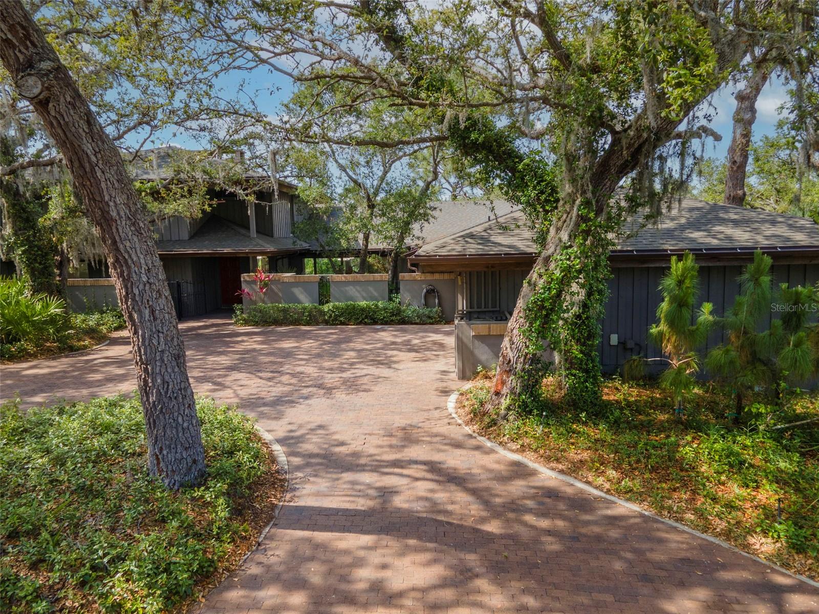 1296 WEYBRIDGE LANE