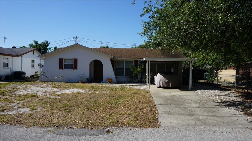 FLORESTATE PARK POOL HOME - 2 BEDROOM, POSSIBLE 3 BEDROOM, 1 BATH, 2  FENCED LOTS, LARGE SHED W/ELECTRIC AND LIGHTS, GREAT WORKSHOP, 30 AMP RV ELECTRICAL HOOK-UP, NEW PLUMBING, POOL PUMP, BLINDS AND CEILING FANS, UPGRADED TILE IN KITCHEN & BATHS, CLOSE TO MEDICAL, SHOPPING AND ALL CONVENIENCES.
