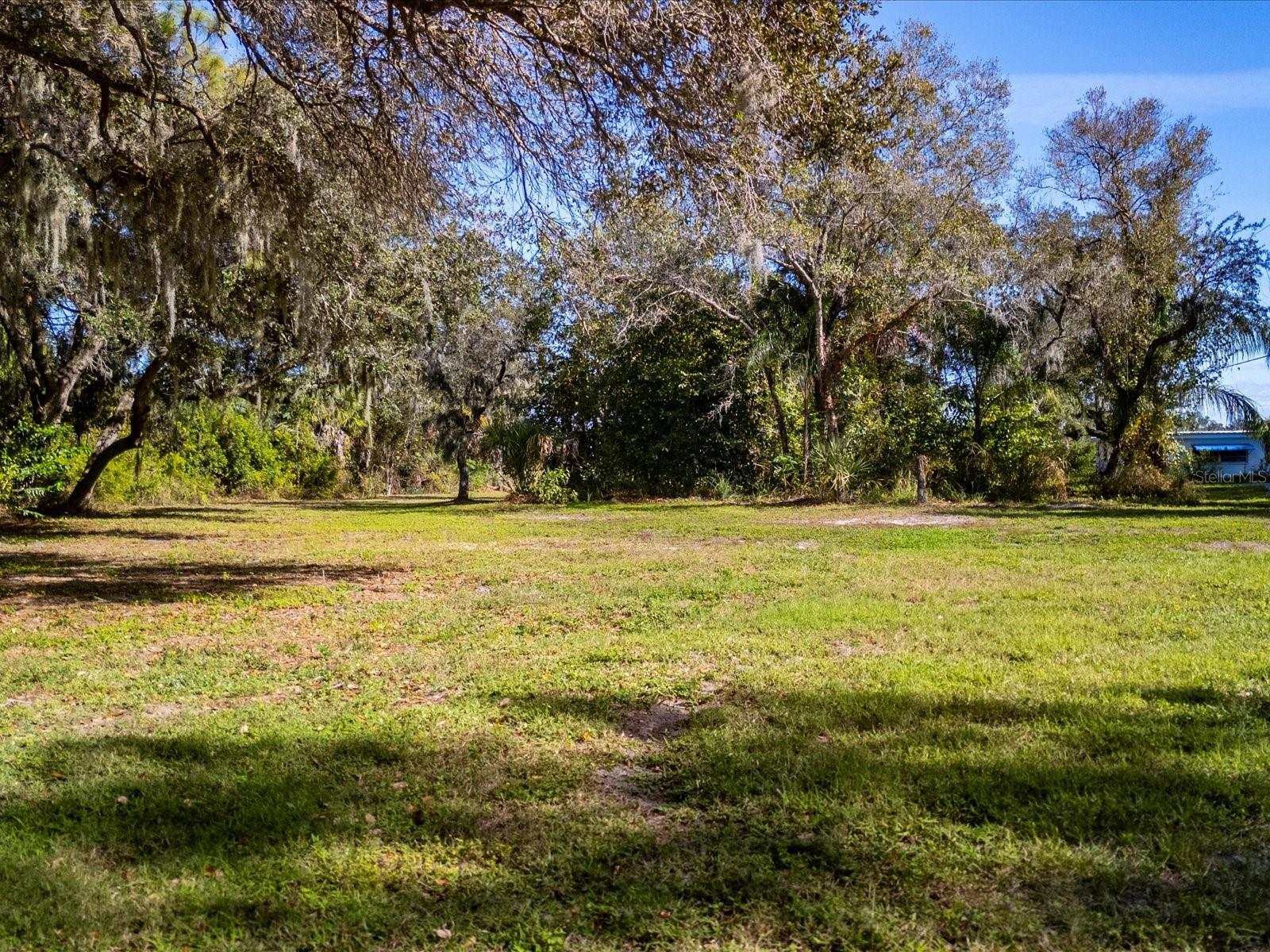 ROYAL PALM GARDENS - Land