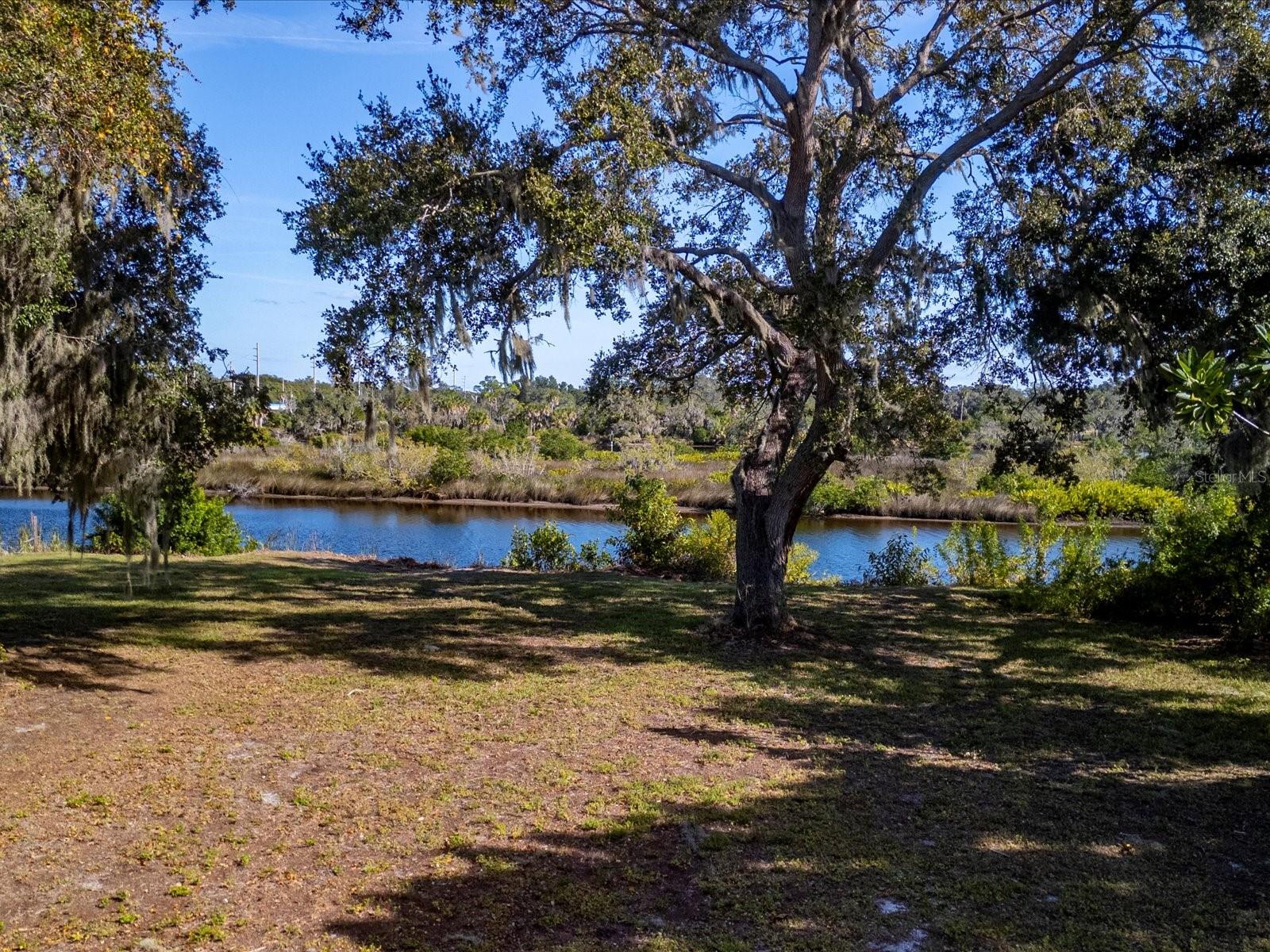 ROYAL PALM GARDENS - Land