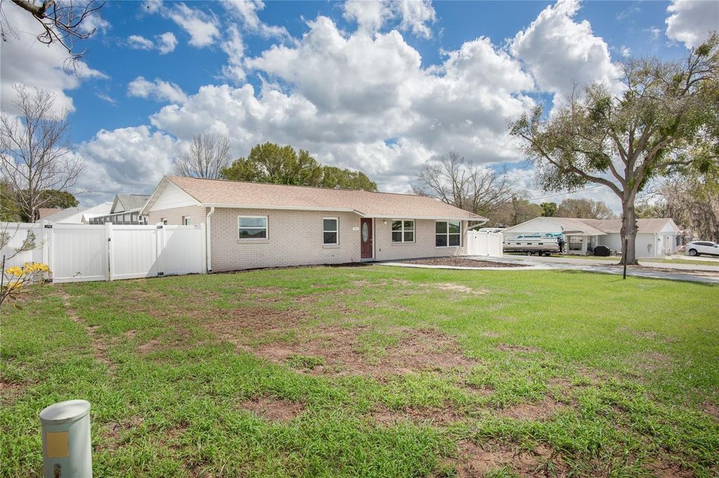 Photo of 910 Druid Place, Tavares, FL 32778 (MLS # G5109110)