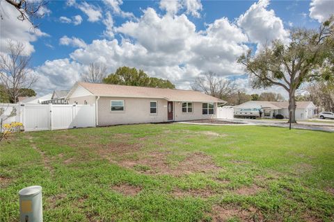 Photo of 910 Druid Place, Tavares, FL 32778 (MLS # G5109110)