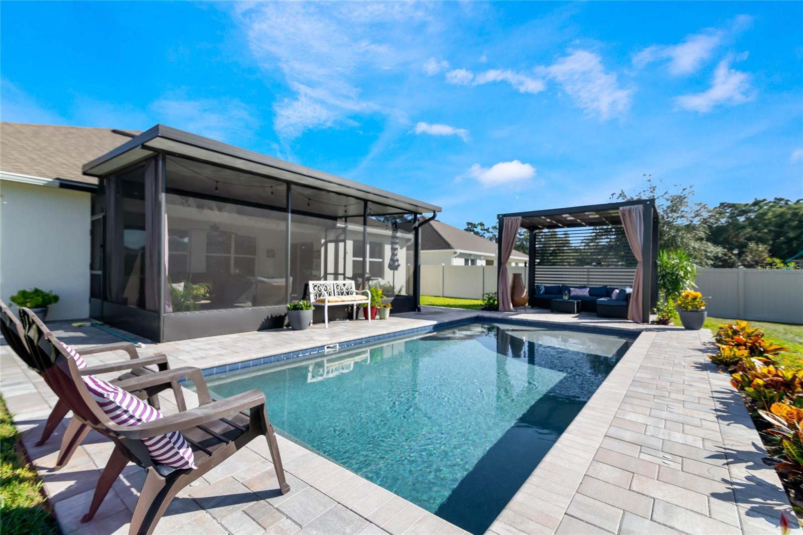 HUNTINGTON DOWN - Residential