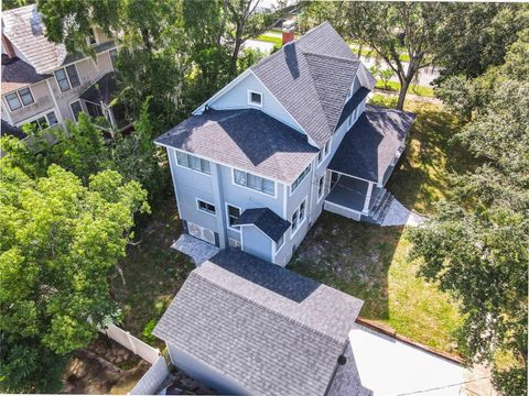 A home in DELAND