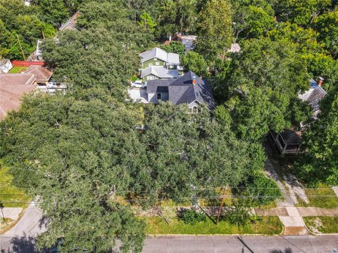 A home in DELAND