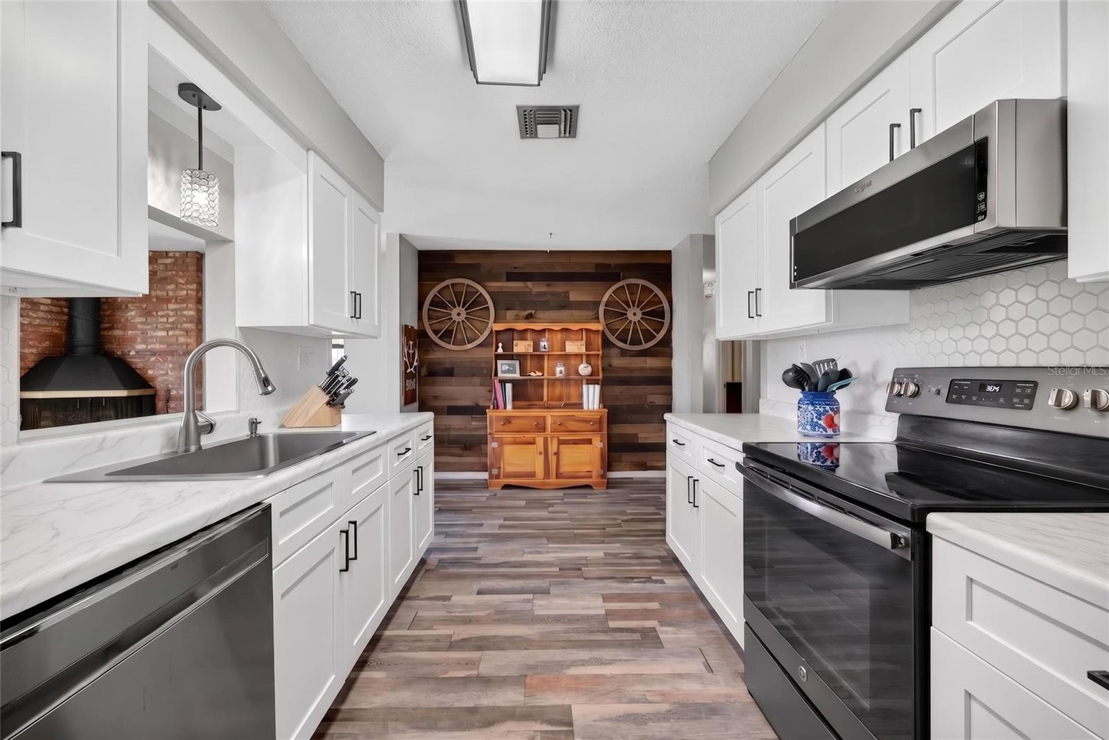 AVON PARK LAKES - Residential