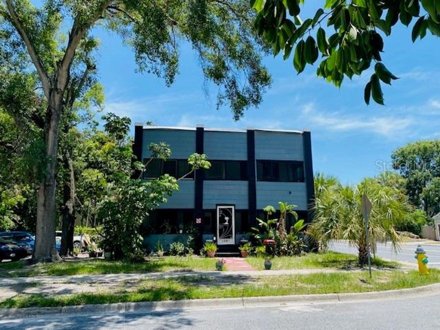 This cozy 1-bedroom, 1-bath apartment offers vintage charm with modern convenience in the heart of Historic Kenwood. Enjoy a screened front porch!

Pet-friendly