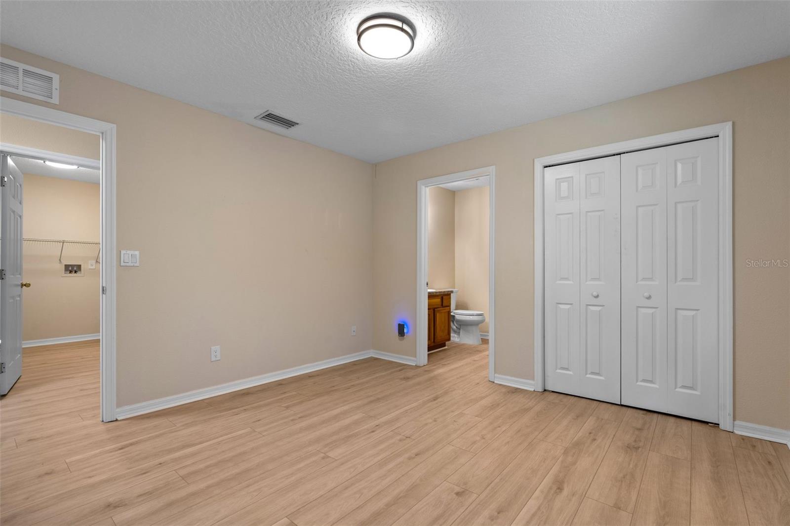 DE ROSA INC UNIT 04 - Residential