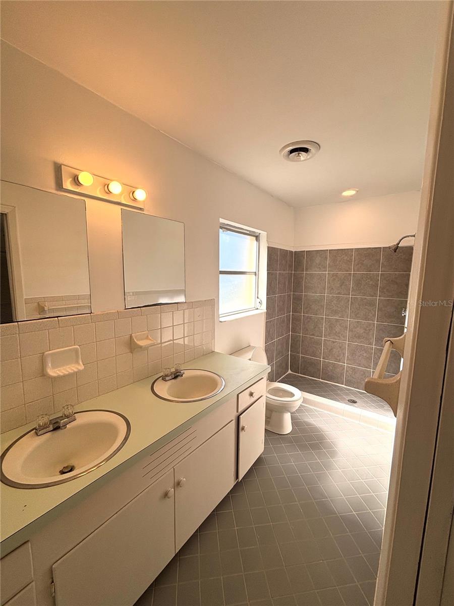 EASTWOOD PARK UN 01 - Residential Lease