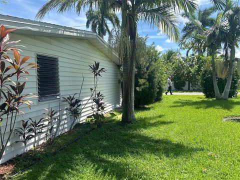 A home in ELLENTON