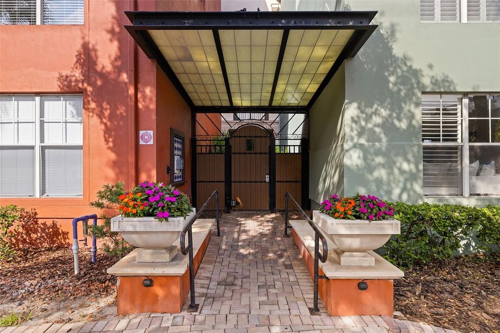 Photo of 2402 W Azeele Street #431, Tampa, FL 33609 (MLS # TB8454656)