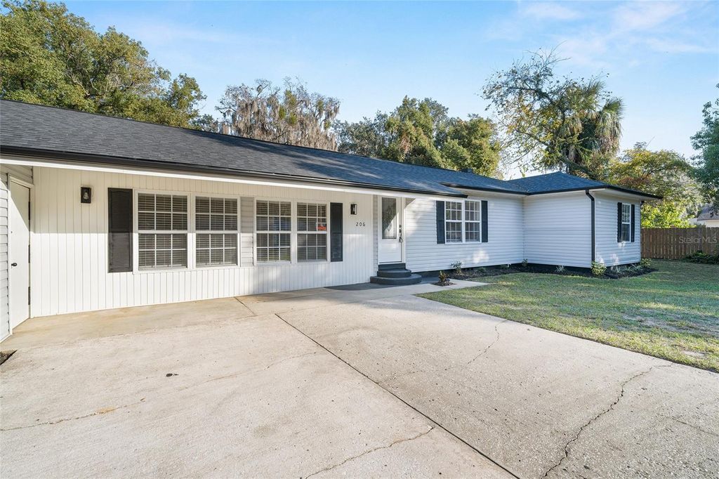 Photo of 206 N Truett Street, Leesburg, FL 34748 (MLS # G5104826)