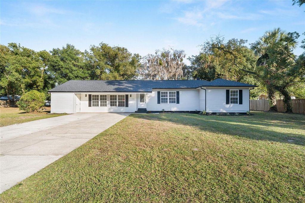 Photo of 206 N Truett Street, Leesburg, FL 34748 (MLS # G5104826)