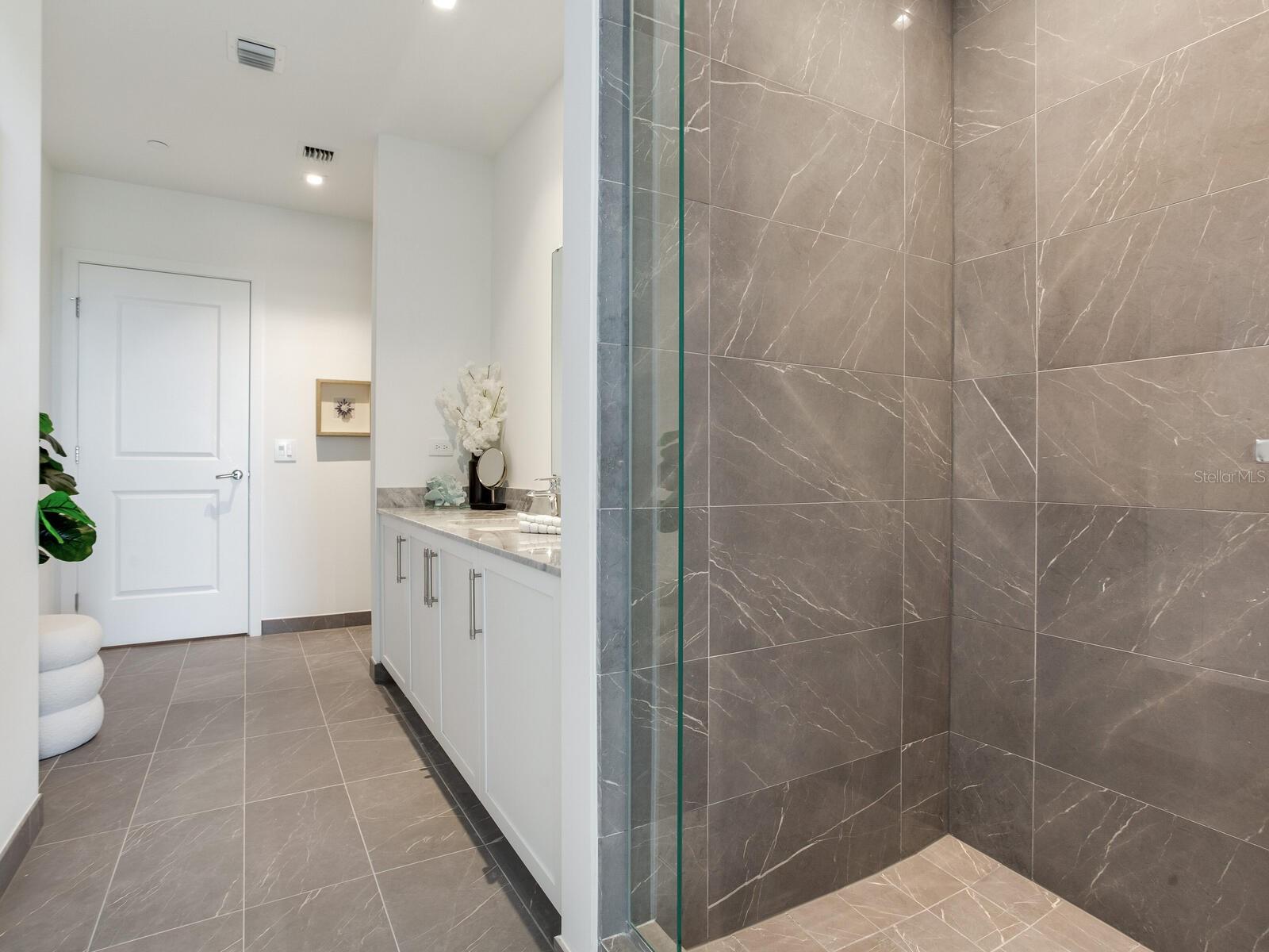 BAYSHORE YSSABELLA CONDOMINIUM - Residential