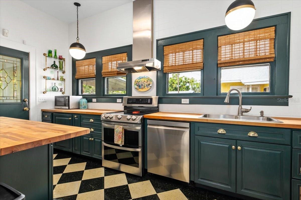 DR J C PELOTS ADD TO MANATEE - Residential