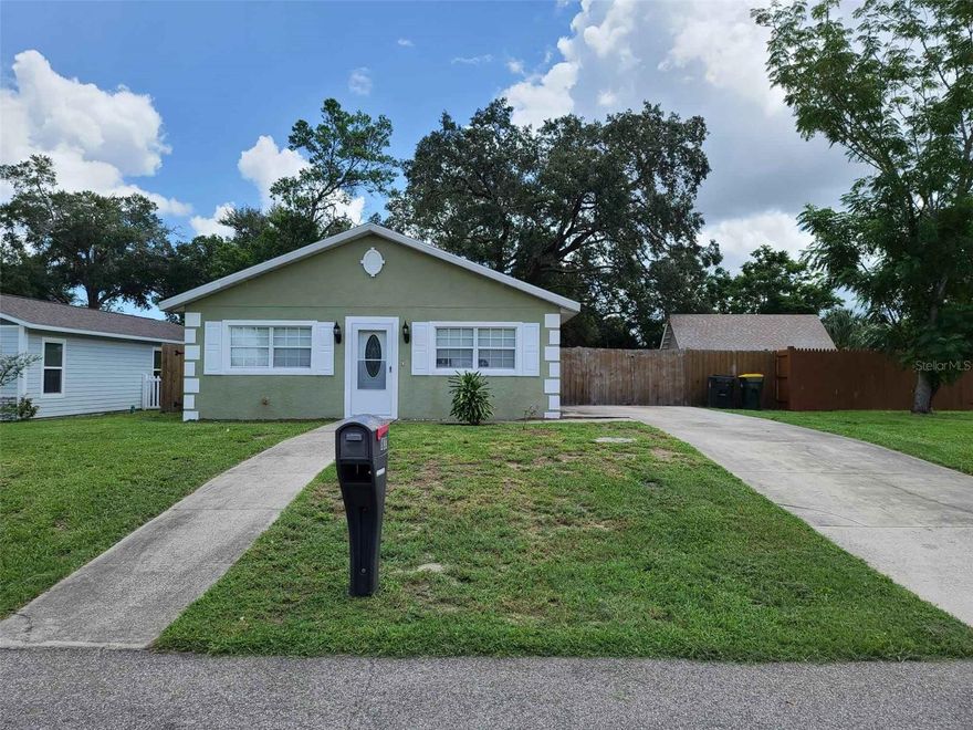 A home close to downtown Clermont, new bedroom flooring, new kitchen counter tops (2025), fenced backyard. This home is perfect if you want to live in Clermont in a quiet and convenient area. Close to shopping, restaurants, highway 50, banking, parks, this home offers comfort and peace of mind.