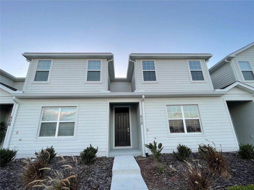 This stunning new construction townhome offers 3 spacious bedrooms, 2.5 modern bathrooms, and 2,614 sq. ft. of living space. Enjoy an open-concept gourmet kitchen with quartz countertops, backsplash, premium stainless-steel appliances, washer and dryer included, and elegant laminate floors throughout. The kitchen flows seamlessly into the bright living and dining areas—perfect for relaxing or entertaining.
Upstairs, you’ll find three comfortable bedrooms, a spacious den ideal for a TV room or office, and a convenient laundry area. The home features beautiful views of the pool and lake, adding a touch of serenity to everyday living. Located just 10 minutes from Lake Nona, this community offers easy access to top-rated schools, shopping, dining, and major medical centers including Nemours and VA Hospital. Enjoy resort-style amenities such as a sparkling pool with waterslide and splash pad, clubhouse, playground, soccer field, pickleball courts, dog park, picnic areas, and scenic walking trails. Available now for $2,250/month, this home is perfect for families seeking comfort, style, and a vibrant community lifestyle in one of St. Cloud’s most desirable neighborhoods. Don’t miss the opportunity to be the first to enjoy this beautiful townhome. Contact us today!