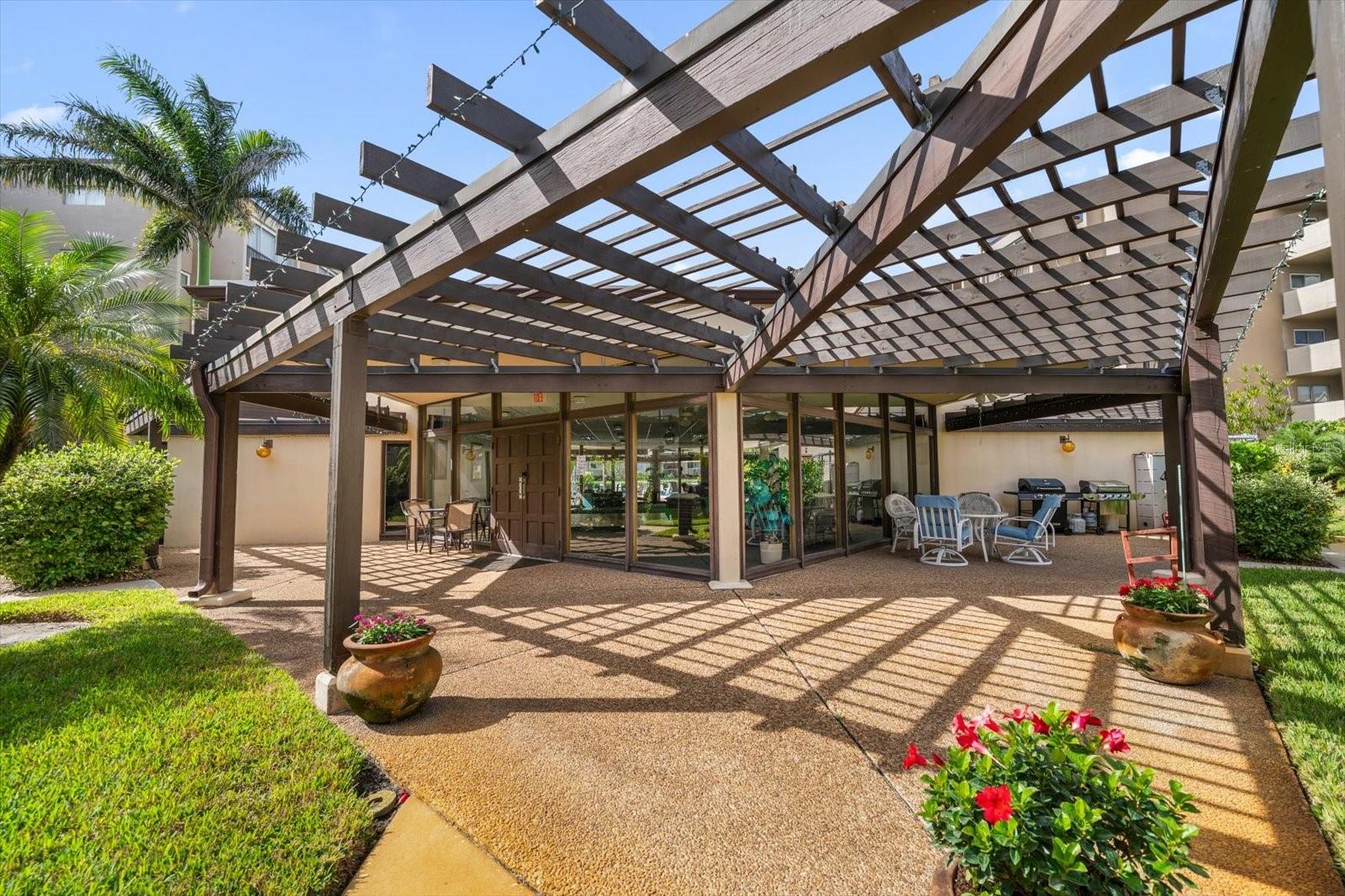 SUNSHINE TOWERS APT RESIDENCES - Residential