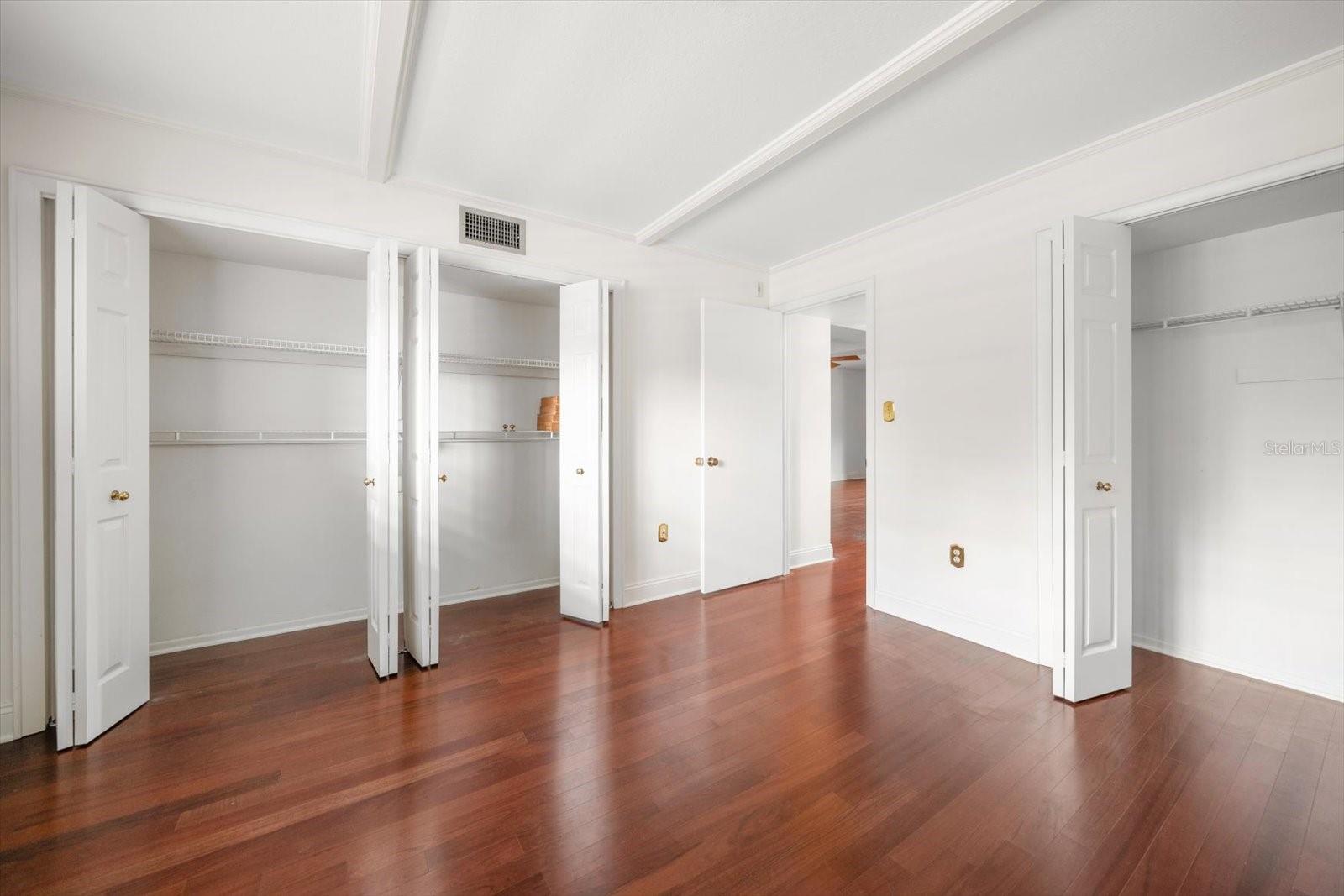 SUNSHINE TOWERS APT RESIDENCES - Residential