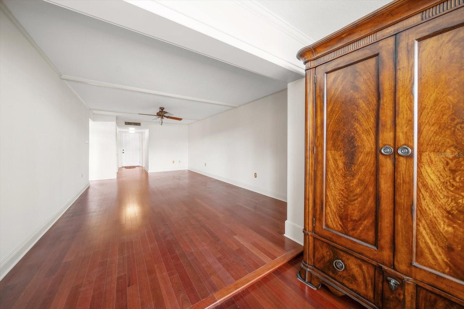 SUNSHINE TOWERS APT RESIDENCES - Residential